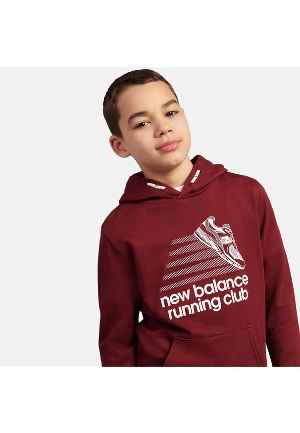 Bluza dziecięca New Balance LAKB0347MHB – bordowa. Typ kołnierza: kaptur. Kolor: czerwony. Materiał: bawełna. Wzór: aplikacja, napisy. Styl: sportowy