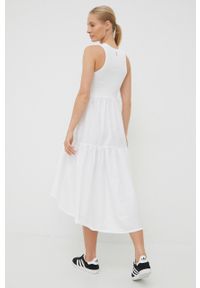 Deha sukienka kolor biały midi rozkloszowana. Kolor: biały. Materiał: materiał. Długość rękawa: na ramiączkach. Długość: midi