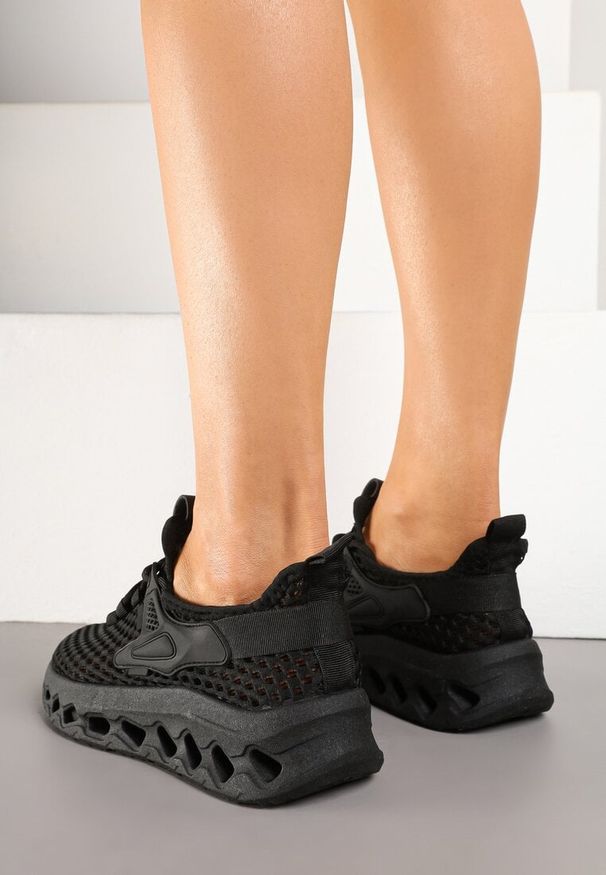 Renee - Czarne Buty Sportowe Sneakersy Siateczkowe na Tłoczonej Platformie Lurilia. Okazja: na co dzień. Kolor: czarny. Materiał: jeans. Obcas: na platformie