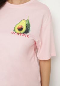 Born2be - Różowy T-shirt z Bawełną i Motywem Awokado Addixa. Okazja: na co dzień. Kolor: różowy. Materiał: bawełna. Styl: klasyczny, casual #6