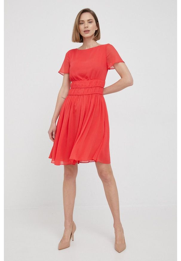 Emporio Armani sukienka INA1AT.I9906 kolor czerwony mini rozkloszowana. Kolor: czerwony. Materiał: tkanina. Długość rękawa: krótki rękaw. Długość: mini