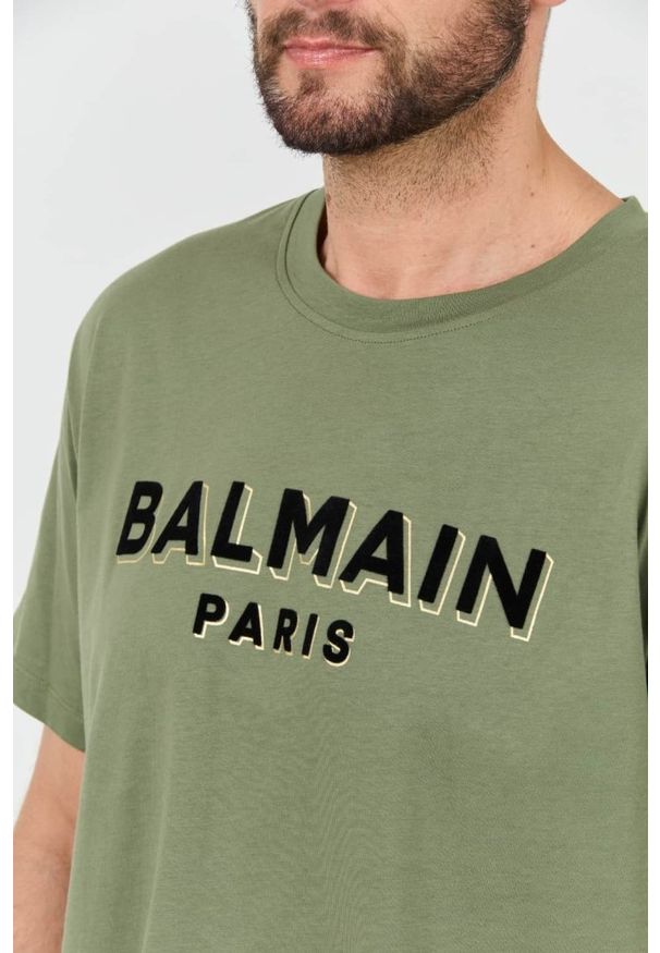Balmain - BALMAIN Zielony t-shirt Flock&foil T-shirt Bulky Fit. Kolor: zielony