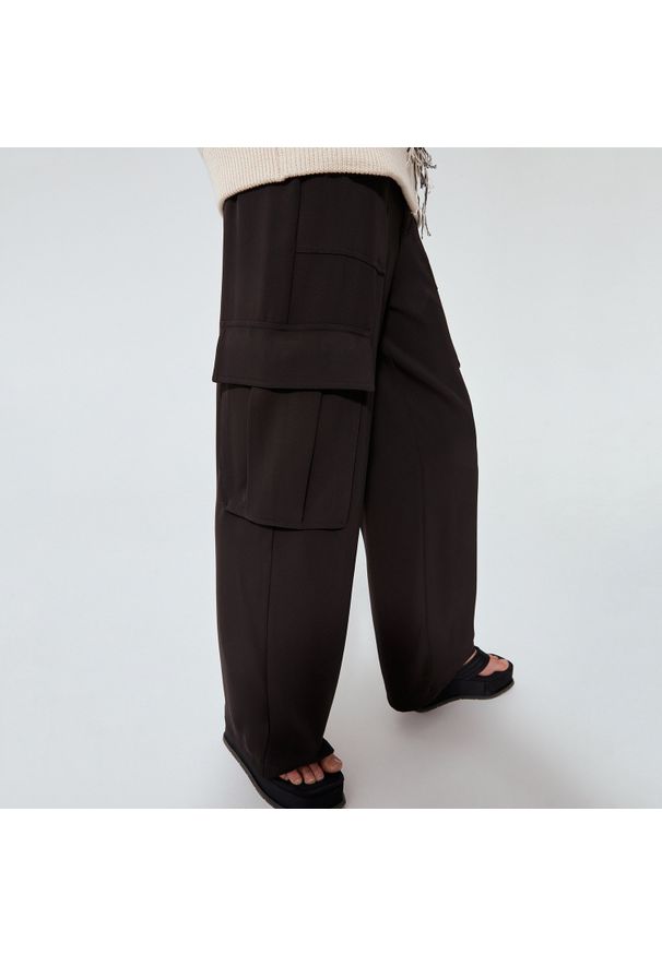 Reserved - RE.DESIGN Spodnie bojówki - Czarny. Kolor: czarny
