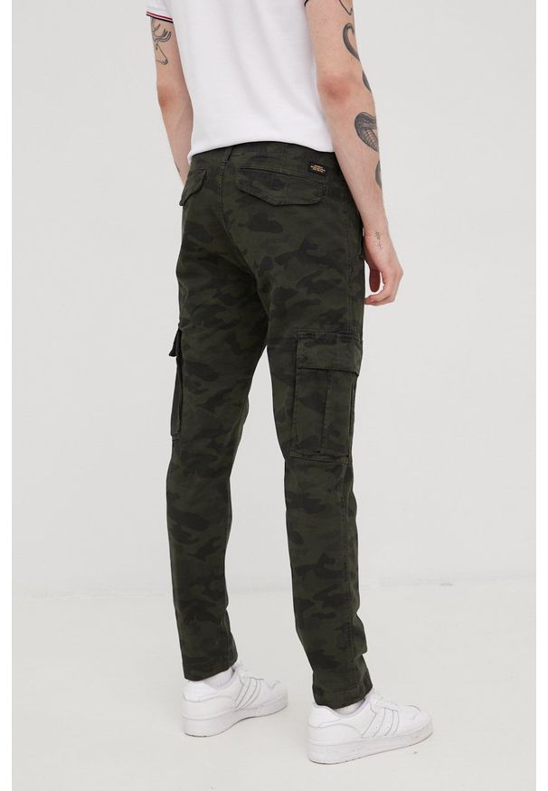 Superdry spodnie męskie kolor zielony dopasowane. Kolor: zielony. Materiał: bawełna, tkanina