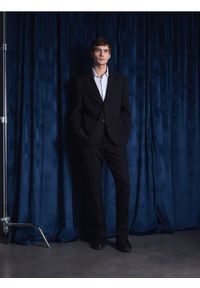 Reserved - Spodnie garniturowe slim fit - czarny. Kolor: czarny. Materiał: tkanina, wiskoza #1