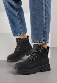 Born2be - Czarne Trapery Zdobione Wzorzystymi Wstawkami Vetiane. Nosek buta: okrągły. Zapięcie: sznurówki. Kolor: czarny. Wzór: aplikacja. Materiał: skóra, materiał. Sezon: zima. Obcas: na obcasie. Styl: klasyczny. Wysokość obcasa: niski #1