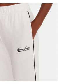 Guess Jeans Spodnie dresowe W5YB32 K68I4 Biały Regular Fit. Kolor: biały. Materiał: bawełna #5