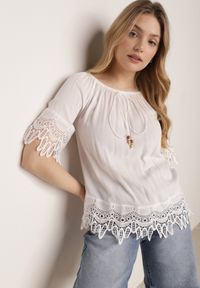 Born2be - Biała Bluzka z Wiskozy w Stylu Boho z Koronką Sznurkami i Koralikami Dazzlebell. Okazja: na co dzień, do pracy, na spotkanie biznesowe. Kolor: biały. Materiał: wiskoza, koronka. Wzór: koronka. Styl: boho #8