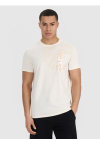 4f - 4F T-shirt regular z nadrukiem męski - beżowy M. Okazja: na co dzień. Kolor: beżowy. Materiał: bawełna, jersey, materiał. Długość rękawa: krótki rękaw. Długość: krótkie. Wzór: nadruk. Styl: sportowy, casual, klasyczny