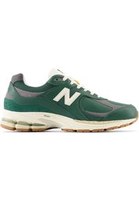 Buty męskie New Balance M2002RVI – zielone. Zapięcie: zamek. Kolor: zielony. Materiał: materiał, skóra, guma, syntetyk, dresówka. Szerokość cholewki: normalna. Wzór: nadruk