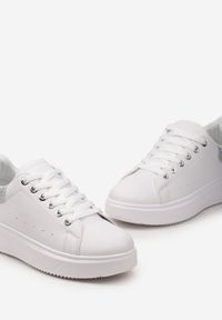 Born2be - Biało-Srebrne Sneakersy na Platformie z Zapiętkiem Ozdobionym Cyrkoniami i Brokatem Verada. Kolor: biały. Wzór: aplikacja. Obcas: na platformie #4