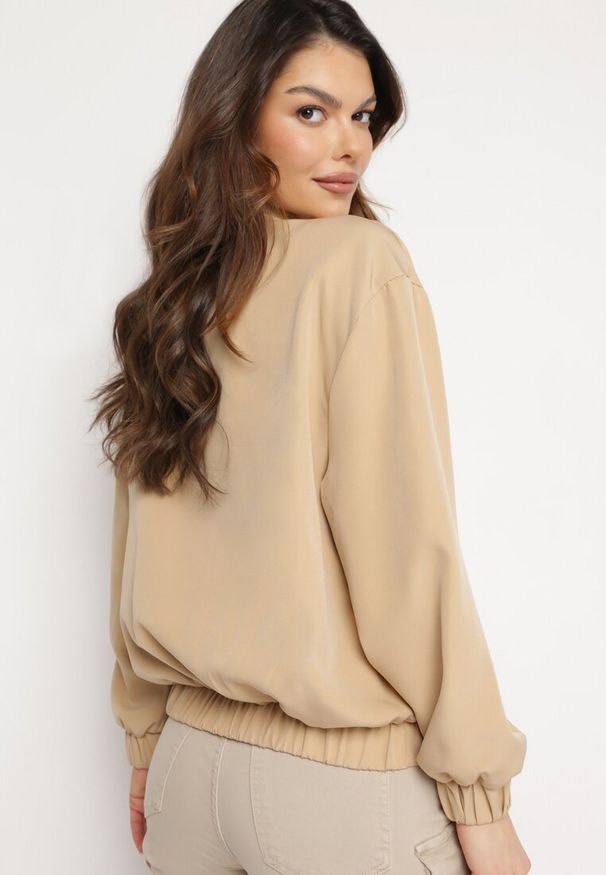Born2be - Beżowa Bluza Bomberka z Kieszeniami z Kaplami Bervialia. Kolekcja: plus size. Kolor: beżowy