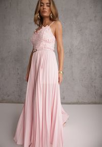 Renee - Różowy Elegancki Kombinezon z Paskiem w Talii Ozdobiony Koronką Aerosa. Kolor: różowy. Materiał: koronka. Długość rękawa: na ramiączkach. Wzór: aplikacja, koronka. Styl: elegancki #1