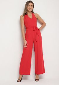 Born2be - Czerwony Taliowany Kombinezon z Paskiem Wiązaniem i Odkrytymi Plecami Malurea. Okazja: na co dzień, na imprezę. Kolor: czerwony. Materiał: jeans. Sezon: lato. Styl: casual #5