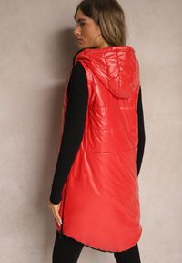Renee - Czerwona Długa Kamizelka z Naszywką i Kapturem Wykończona Napami Nevellitae. Okazja: na imprezę, na co dzień. Kolor: czerwony. Materiał: jeans, dzianina. Długość: długie. Wzór: aplikacja. Styl: casual, elegancki #5