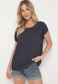 Born2be - Granatowa Bluzka z Wiskozy o Kroju Oversize Liruvia. Okazja: na co dzień. Kolor: niebieski. Materiał: wiskoza. Styl: casual