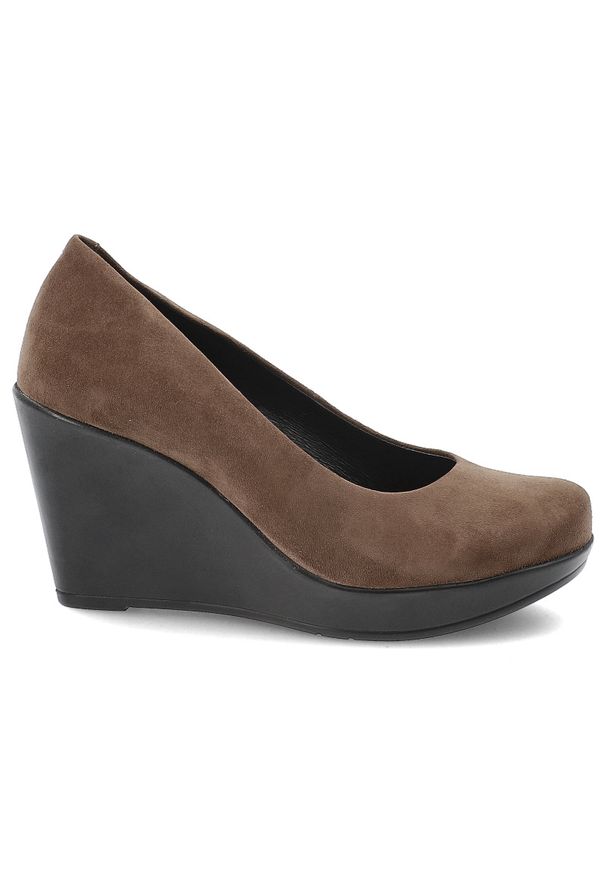 Czółenka damskie Karino, na wysokim stabilnym koturnie eleganckie skórzane wsuwane i wygodne, brązowe, 1224-015-P. Okazja: na co dzień, na spotkanie biznesowe. Zapięcie: bez zapięcia. Kolor: brązowy. Materiał: tworzywo sztuczne, skóra, welur. Obcas: na koturnie. Styl: elegancki