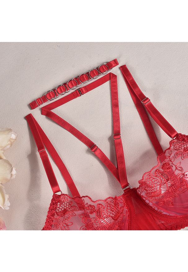 Intica - Zestaw bielizny z haftem i łańcuszkami na specjalne okazje August. Kolor: czerwony. Materiał: materiał. Wzór: haft