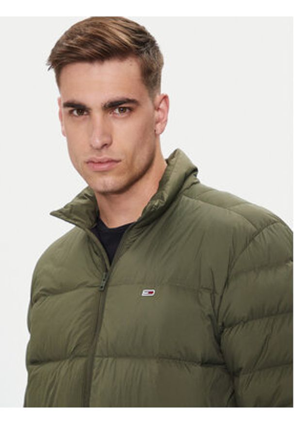 Tommy Jeans Kurtka puchowa DM0DM18909 Zielony Regular Fit. Kolor: zielony. Materiał: syntetyk