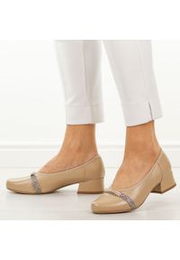 Beżowe czółenka damskie na obcasie Jezzi Asa279-2. Okazja: na co dzień. Nosek buta: okrągły. Kolor: beżowy. Szerokość cholewki: normalna. Wzór: aplikacja. Materiał: skóra. Sezon: wiosna, lato. Obcas: na obcasie. Styl: casual, elegancki, klasyczny, wizytowy. Wysokość obcasa: niski #1