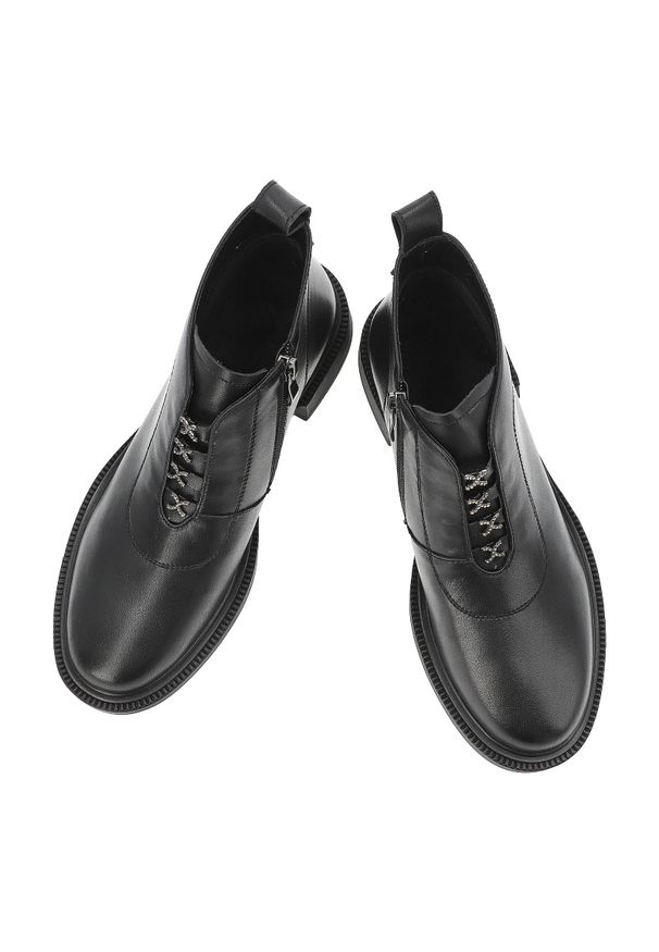 S.Barski - Botki damskie S. Barski, skórzane na płaskim obcasie i materiałowe wnętrze, czarne, MR52-122. Okazja: na co dzień, do pracy, na spacer. Wysokość cholewki: za kostkę. Kolor: czarny. Materiał: skóra, materiał. Sezon: jesień, zima. Obcas: na obcasie. Styl: casual, elegancki. Wysokość obcasa: niski