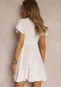 Renee - Biała Sukienka z Wiskozy Amathomela. Kolor: biały. Materiał: wiskoza. Typ sukienki: kopertowe. Styl: klasyczny. Długość: mini #5
