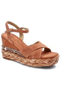 Pomarańczowe Sandały Alma En Pena Eleganckie Buty Na Koturnie. Okazja: na co dzień. Zapięcie: sprzączka, pasek. Kolor: pomarańczowy. Szerokość cholewki: normalna. Wzór: aplikacja. Materiał: skóra, zamsz. Sezon: lato. Obcas: na koturnie. Styl: elegancki. Wysokość obcasa: średni #1