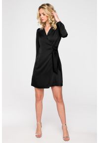 MOE - Kopertowa Sukienka z Połyskliwej Tkaniny - Czarna. Kolor: czarny. Materiał: tkanina. Typ sukienki: kopertowe #1