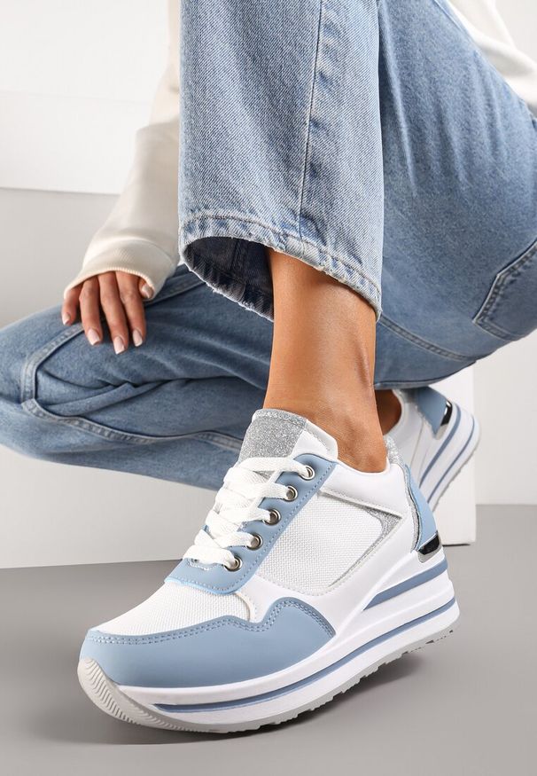 Renee - Niebiesko-Białe Sneakersy na Niskiej Platformie ze Wstawkami Brokatowymi Gwenoa. Kolor: niebieski. Obcas: na platformie