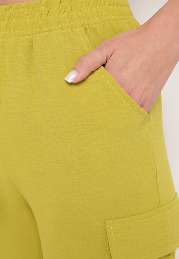 Born2be - Jasnozielone Luźne spodnie Palazzo z Gumką w Pasie i Kieszeniami z Klapami Rannestia. Okazja: na co dzień. Kolor: zielony. Styl: elegancki, casual