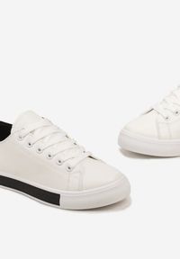 Born2be - Biało-Czarne Sneakersy na Gumowej Podeszwie w Stylu Trampków przed Kostkę Olivra. Wysokość cholewki: przed kostkę. Kolor: biały. Materiał: guma #5