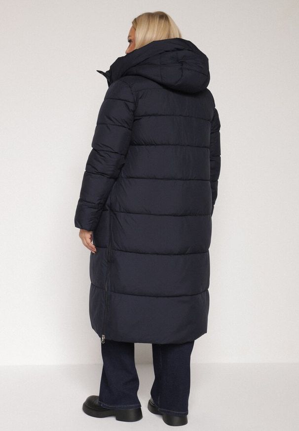 Born2be - Granatowa Długa Kurtka Pikowana z Kapturem i Bocznymi Suwakami Mevoressa. Okazja: na co dzień, na spacer. Typ kołnierza: kaptur. Kolekcja: plus size. Kolor: niebieski. Materiał: jeans, dzianina, poliester. Długość: długie. Styl: casual