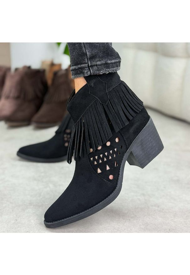 Czarne kowbojki damskie M.Daszyński Sa261-13. Okazja: na co dzień. Kolor: czarny. Materiał: zamsz. Szerokość cholewki: normalna. Sezon: wiosna, jesień, lato. Obcas: na obcasie. Styl: casual, elegancki, boho, klasyczny. Wysokość obcasa: średni
