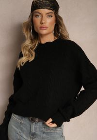 Renee - Czarny Sweter z Dekoltem na Plecach z Ozdobnym Splotem Torleana. Okazja: na co dzień. Typ kołnierza: dekolt na plecach. Kolor: czarny. Materiał: jeans. Długość rękawa: długi rękaw. Długość: długie. Wzór: ze splotem. Styl: klasyczny, elegancki, casual