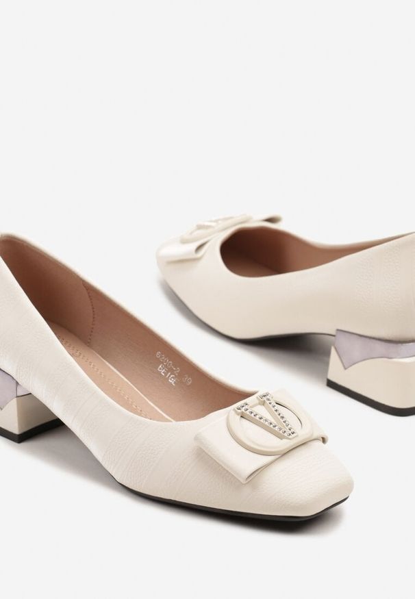 Born2be - Beżowe Czółenka na Słupku z Metalicznymi Zdobieniami i Aplikacją z Kokardą Sanolora. Okazja: na co dzień. Kolor: beżowy. Materiał: jeans. Wzór: aplikacja. Obcas: na słupku. Styl: casual, elegancki. Wysokość obcasa: średni