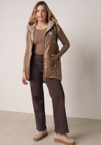 Born2be - Szampańska Pikowana Kamizelka o Długim Kroju z Nieodpinanym Kapturem i Aplikacją Koretes. Okazja: na co dzień. Kolor: złoty. Materiał: prążkowany, poliester. Długość: długie. Wzór: aplikacja. Styl: casual #6