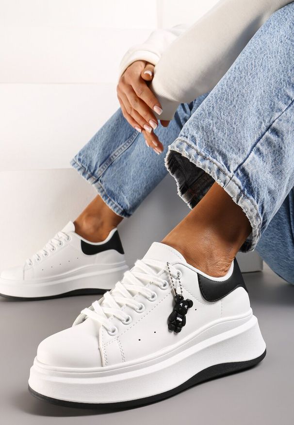Born2be - Biało-Czarne Sneakersy na Grubej Podeszwie z Motywem Misia Saldren. Kolor: biały. Obcas: na obcasie. Wysokość obcasa: niski