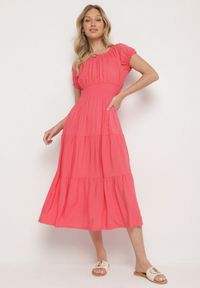 Born2be - Różowa Sukienka o Rozkloszowanym Kroju z Dekoltem Typu Łódka Miranea. Okazja: na co dzień. Kolor: różowy. Materiał: jeans. Typ sukienki: proste, rozkloszowane. Styl: casual, klasyczny #1