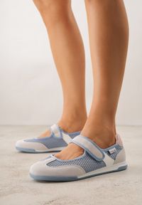 Renee - Niebieskie Tenisówki Typu Sneakeriny Ozdobione Napisem Emirinne. Okazja: na co dzień. Zapięcie: rzepy. Kolor: niebieski. Wzór: aplikacja, napisy. Styl: casual, sportowy #6