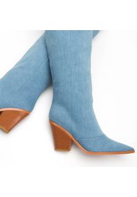 Wittchen - Kowbojki dżinsowe długie jasny niebieskie. Nosek buta: szpiczasty. Kolor: niebieski. Materiał: bawełna. Szerokość cholewki: normalna. Wzór: ze splotem. Obcas: na obcasie. Styl: elegancki. Wysokość obcasa: średni #2