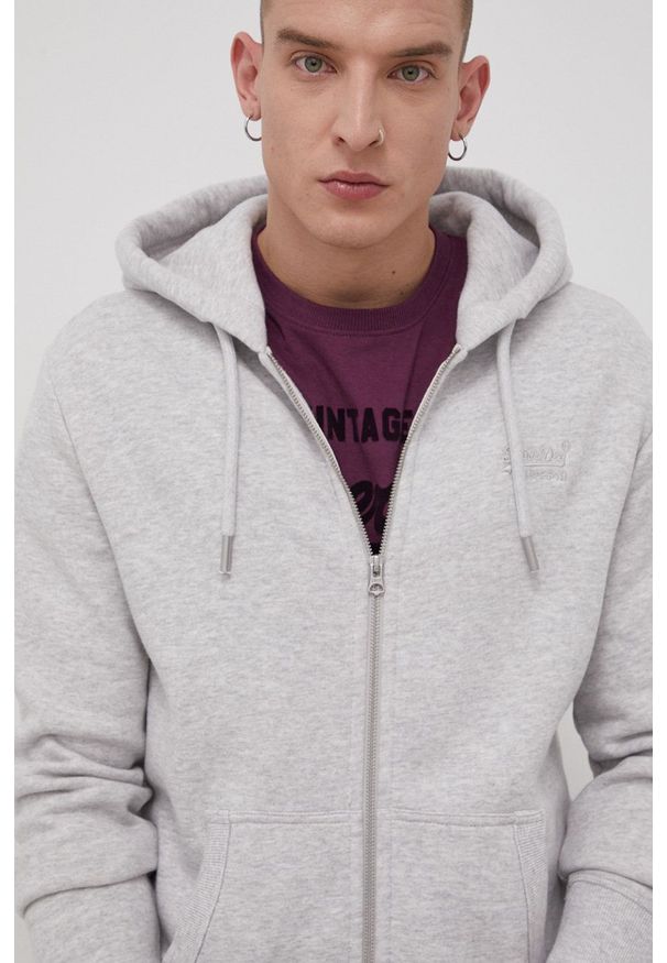 Superdry Bluza męska kolor szary z kapturem melanżowa. Okazja: na co dzień. Typ kołnierza: kaptur. Kolor: szary. Materiał: dzianina, bawełna. Wzór: melanż. Styl: casual
