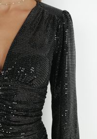 Born2be - Czarna Sukienka z Cekinami i Drapowaniem Nole. Okazja: na co dzień. Typ kołnierza: dekolt w kształcie V. Kolor: czarny. Materiał: skóra, wiskoza. Styl: casual, elegancki #3