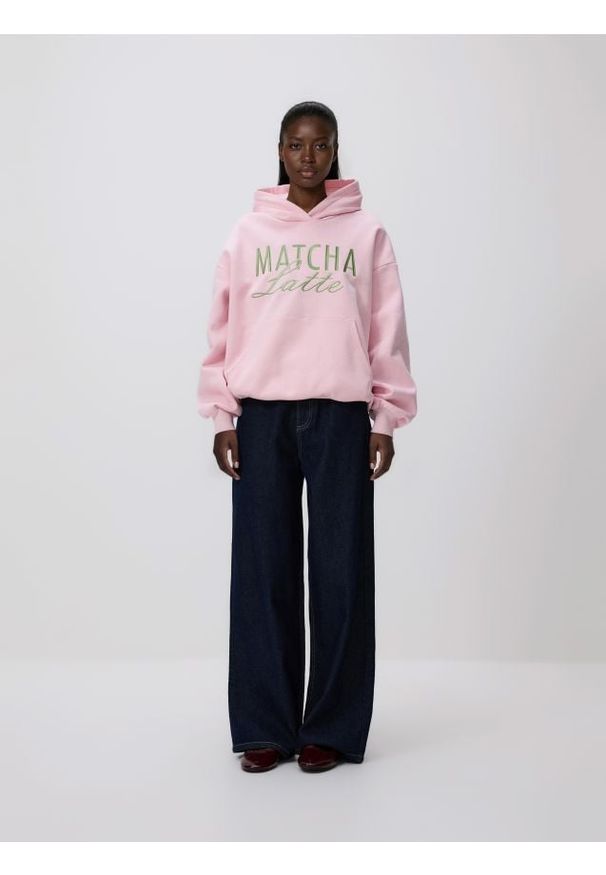 Reserved - Bluza oversize z haftem - pastelowy róż. Kolor: różowy. Materiał: dzianina, bawełna. Wzór: haft