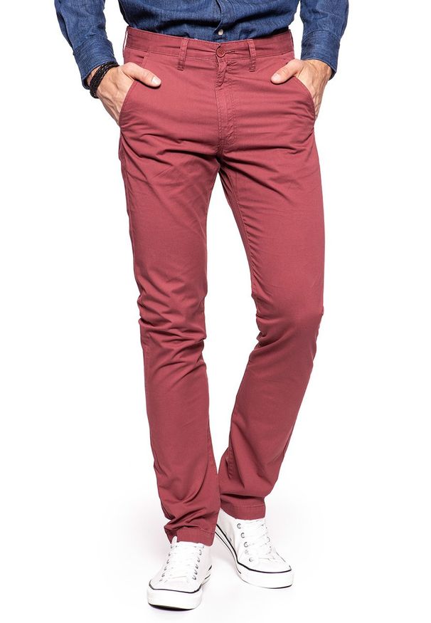 Lee - LEE SPODNIE MĘSKIE CHINO OXBLOOD L768FT58. Materiał: materiał, jeans. Styl: wizytowy, klasyczny, elegancki