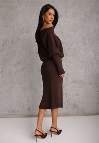 Renee - Brązowa Nietoperzowa Sukienka z Dzianiny z Wiskozą z Dekoltem w Łódkę Yuzoma. Typ kołnierza: dekolt w łódkę. Kolor: brązowy. Materiał: dzianina, wiskoza. Typ sukienki: oversize #8