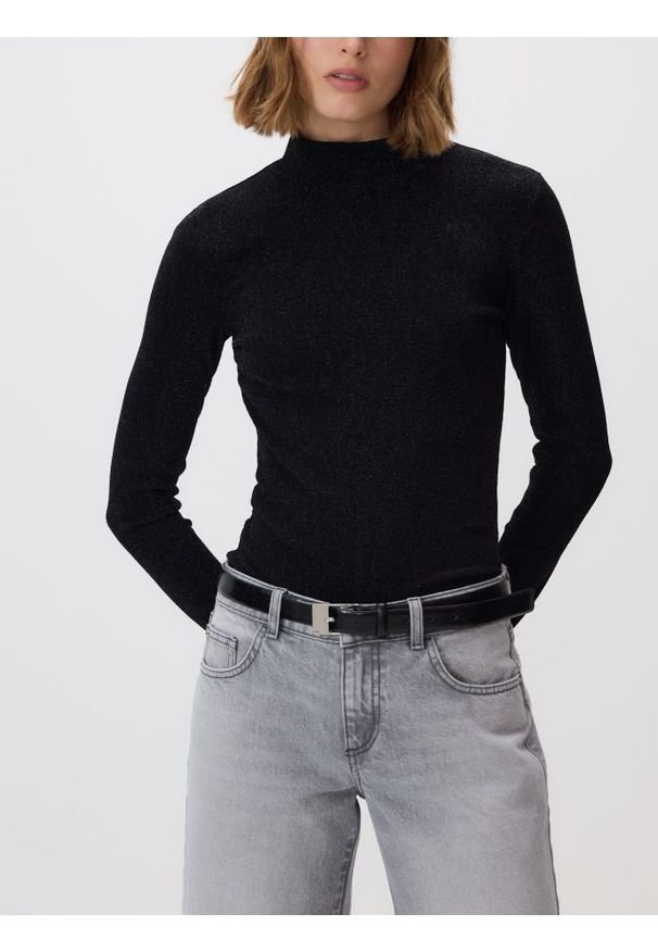 Reserved - Błyszczący golf - czarny. Typ kołnierza: golf. Kolor: czarny. Materiał: dzianina