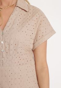 Born2be - Beżowa Bawełniana Sukienka o Ażurowym Wykończeniu z Krótkim Rękawem Zapinana na Guziki Kataria. Okazja: na co dzień. Typ kołnierza: dekolt w serek. Kolor: beżowy. Materiał: bawełna. Długość rękawa: krótki rękaw. Wzór: ażurowy. Typ sukienki: proste. Styl: klasyczny, casual #6