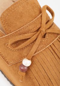 Renee - Jasnobrązowe Klapki Mule na Płaskiej Podeszwie z Frędzlami Kokardą i Koralikami Zinriara. Okazja: na co dzień. Nosek buta: otwarty. Kolor: brązowy. Materiał: jeans. Wzór: haft, aplikacja. Obcas: na płaskiej podeszwie. Styl: boho, casual, elegancki #6