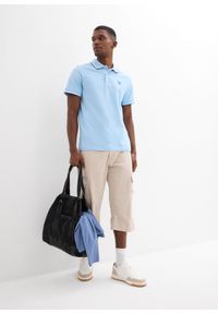 bonprix - Koszulka polo z czystej bawełny organicznej piqué. Typ kołnierza: polo. Kolor: niebieski. Materiał: bawełna. Długość rękawa: krótki rękaw. Długość: krótkie. Wzór: nadruk. Styl: sportowy #2