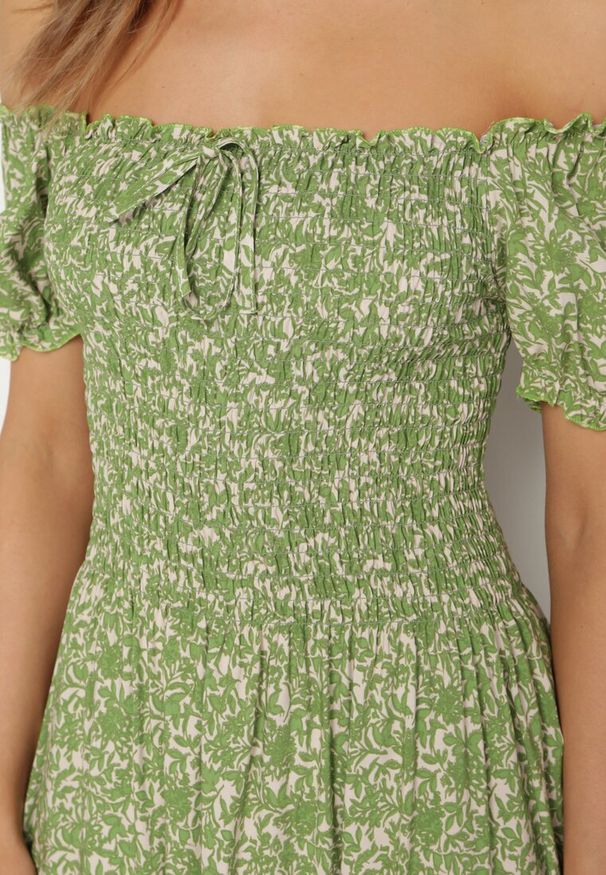 Born2be - Jasnozielona Sukienka Hiszpanka z Bawełny w Drobne Kwiatki Wietema. Okazja: na co dzień. Typ kołnierza: dekolt hiszpanka. Kolor: zielony. Materiał: bawełna. Wzór: kwiaty. Typ sukienki: z odkrytymi ramionami. Styl: casual